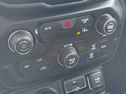 Used 2023 Jeep Renegade Limited image 22