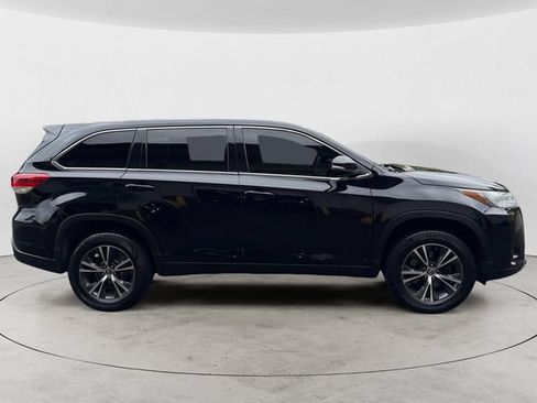 Used 2019 Toyota Highlander LE FWD image 6