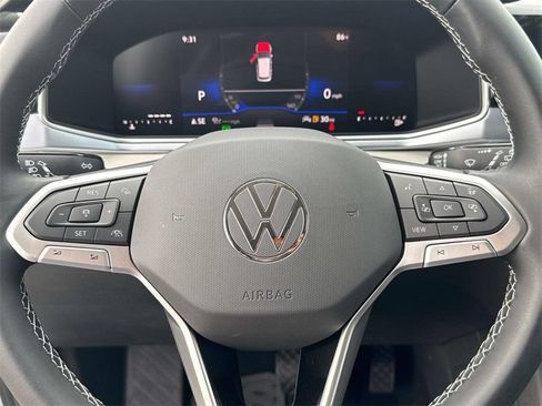 Used 2025 Volkswagen Taos SE FWD image 19
