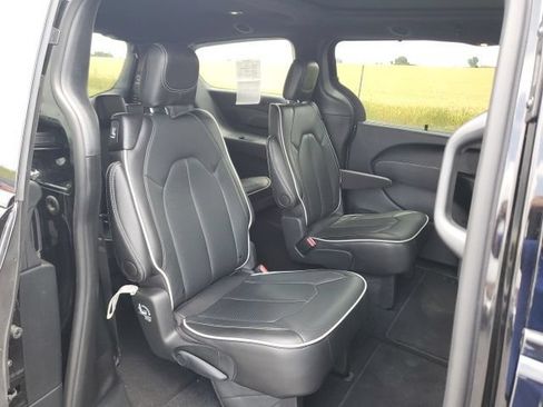 Used 2026 Chrysler Pacifica Limited w/ S Appearance Package FWD image 23