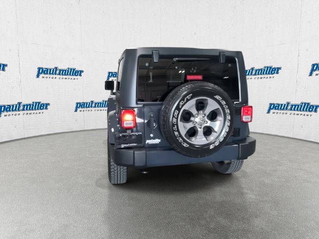 Used 2018 Jeep Wrangler Sahara w/ Connectivity Group AWD/4WD image 9