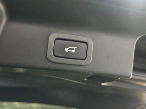 Used 2019 Jaguar F-PACE S image 18