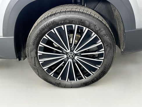Used 2025 Volkswagen Taos SE FWD image 11