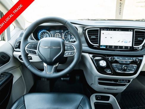 Used 2023 Chrysler Pacifica Touring-L FWD image 13