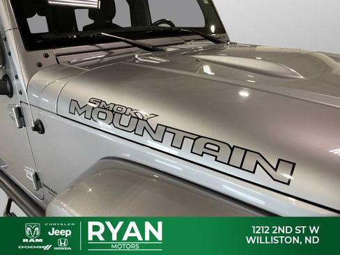 Used 2017 Jeep Wrangler Unlimited Sahara AWD/4WD image 38