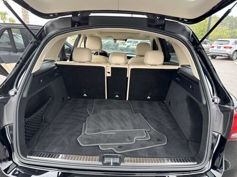 Used 2022 Mercedes-Benz GLC 300 4MATIC w/ Driver Assistance Package image 11