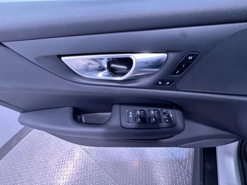 Used 2025 Volvo V60 B5 Cross Country Plus image 12