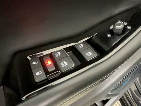 Used 2023 Jeep Grand Cherokee Overland w/ Luxury Tech Group IV AWD/4WD image 18