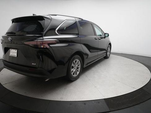 Used 2025 Toyota Sienna XLE FWD image 36