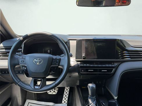 Used 2025 Toyota Camry SE FWD image 9