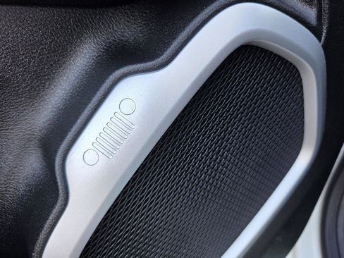 Used 2019 Jeep Renegade Latitude w/ Cold Weather Group image 23