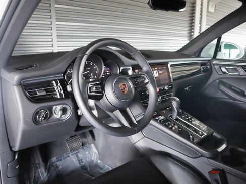 Certified 2026 Porsche Macan AWD/4WD image 4