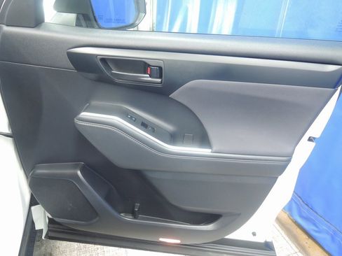 Used 2022 Toyota Highlander LE image 37