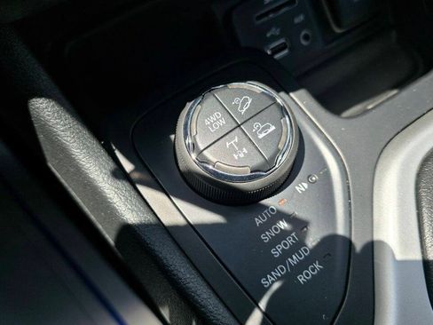 Used 2018 Jeep Cherokee Trailhawk w/ Cold Weather Group AWD/4WD image 24