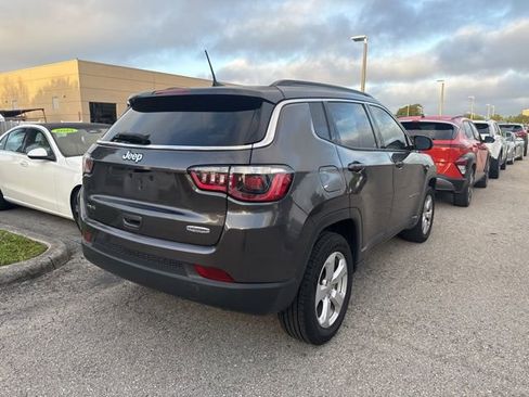 Used 2019 Jeep Compass Latitude image 2
