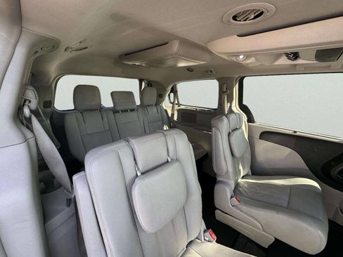 Used 2016 Chrysler Town & Country Touring-L FWD image 18