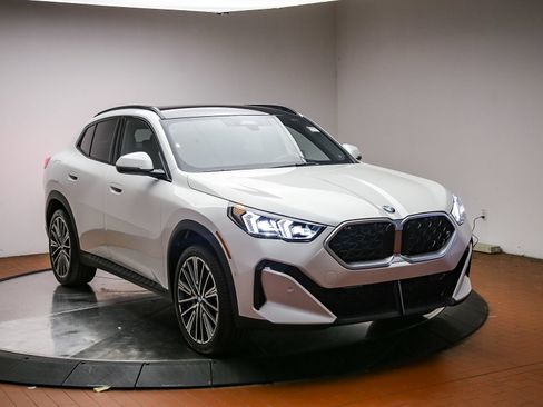 Used 2026 BMW X2 xDrive28i w/ Convenience Package AWD/4WD image 3