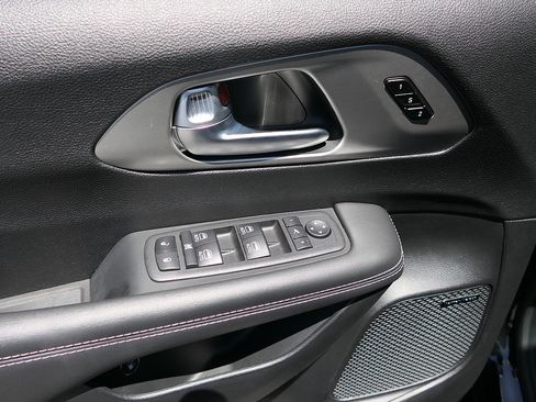 Used 2024 Chrysler Pacifica Premium FWD image 12