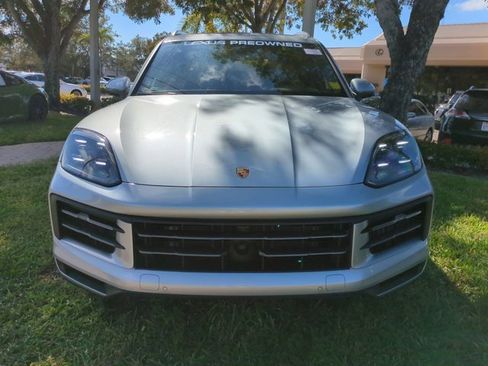 Used 2025 Porsche Cayenne image 8