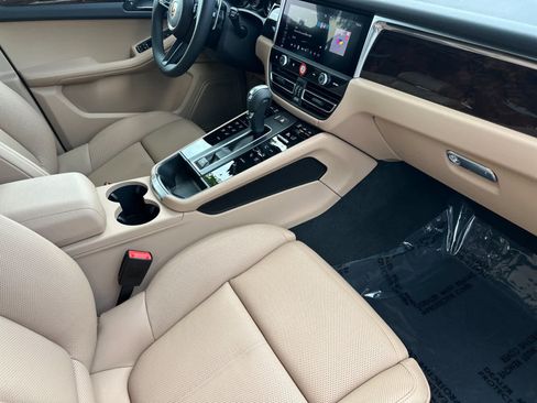 Certified 2025 Porsche Macan AWD/4WD image 17