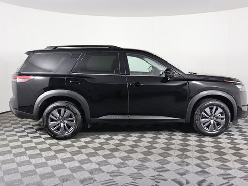 Used 2025 Nissan Pathfinder SV image 5