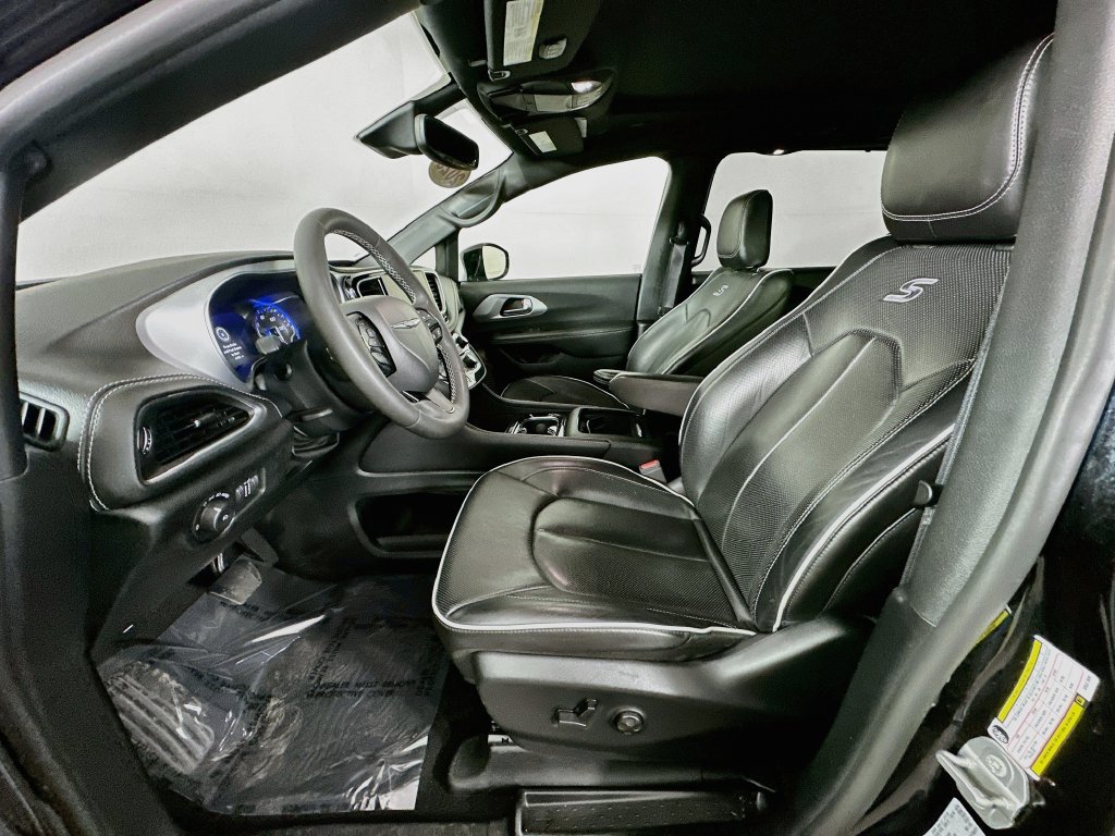 Certified 2025 Chrysler Pacifica Limited FWD image 31