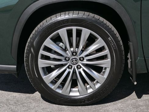 Used 2023 Toyota Highlander Platinum FWD image 10