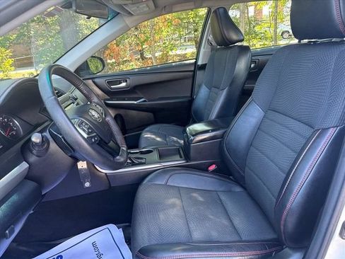 Used 2017 Toyota Camry SE w/ Moonroof Package FWD image 17