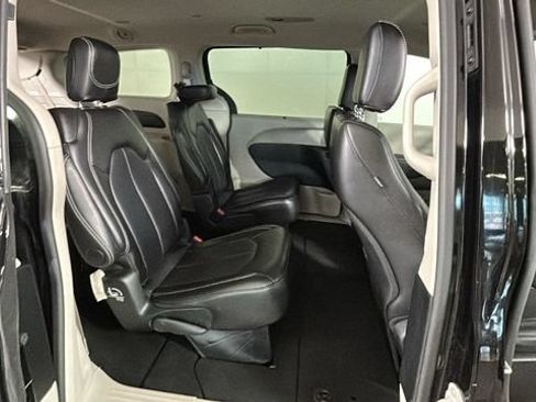 Used 2024 Chrysler Pacifica Touring-L FWD image 29