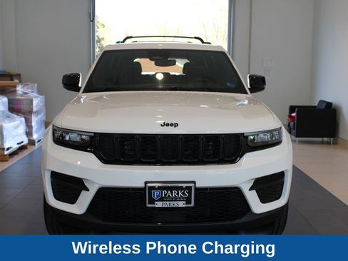 Used 2024 Jeep Grand Cherokee Altitude image 13