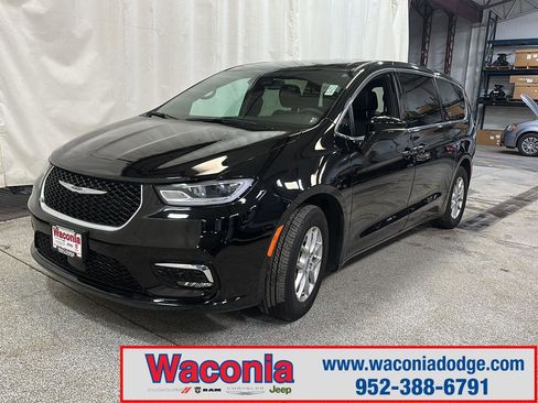 Used 2025 Chrysler Pacifica Select FWD image 1