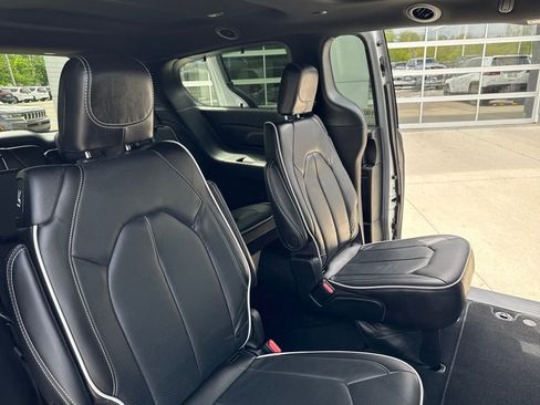 Used 2023 Chrysler Pacifica Limited w/ S Appearance Package FWD image 35