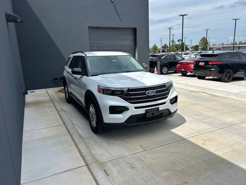 Used 2021 Ford Explorer XLT RWD image 3