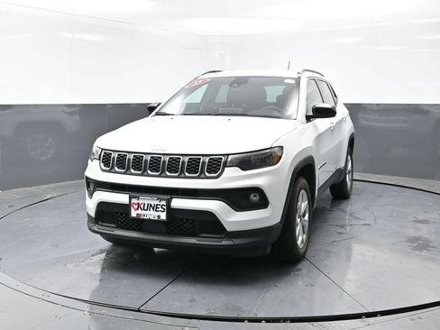 Used 2025 Jeep Compass Latitude AWD/4WD image 6
