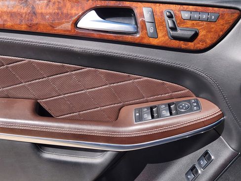 Used 2013 Mercedes-Benz GL 550 GL550 4MATIC image 24