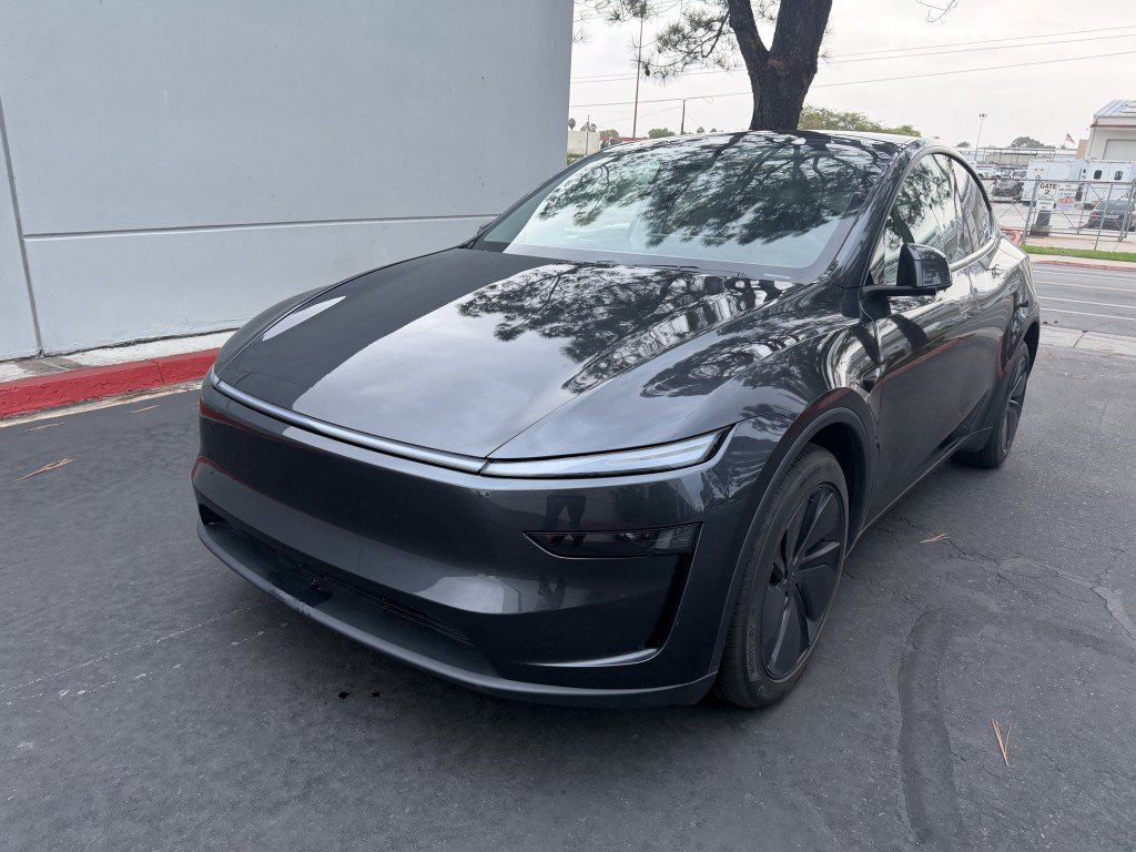 Used 2026 Tesla Model Y Long Range RWD image 1