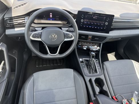 Used 2025 Volkswagen Jetta SE FWD image 7