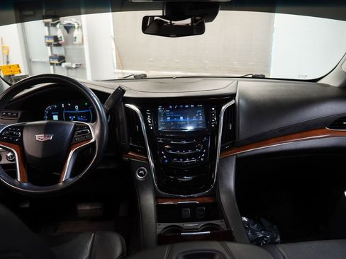 Used 2017 Cadillac Escalade ESV Luxury AWD/4WD image 10