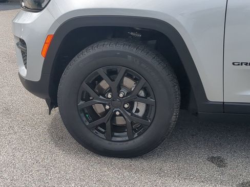 Used 2025 Jeep Grand Cherokee Altitude image 33