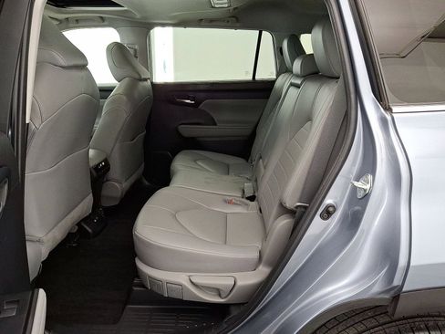 Certified 2023 Toyota Highlander XLE image 20