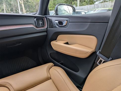 Certified 2023 Volvo XC60 B5 Ultimate w/ Climate Package image 21