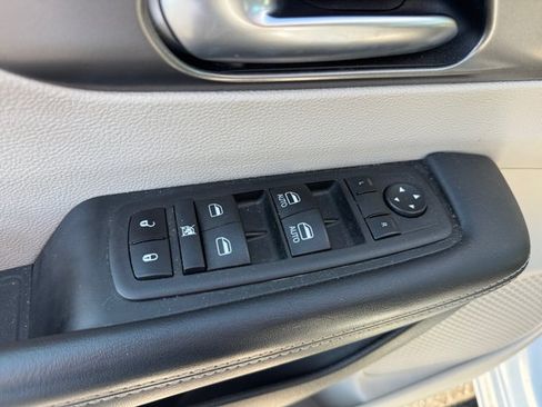 Used 2023 Chrysler Pacifica Touring-L FWD image 20