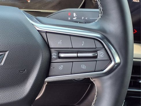 Used 2025 Chevrolet Traverse LT w/ Driver Confidence Package FWD image 17