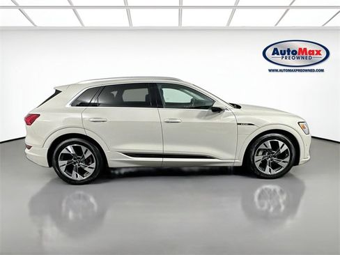 Used 2022 Audi e-tron Premium Plus image 10