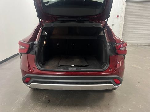 Used 2024 Chevrolet Trax LT FWD image 24