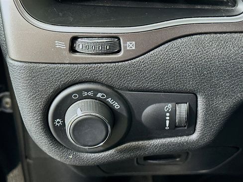 Used 2020 Jeep Cherokee Latitude FWD image 16