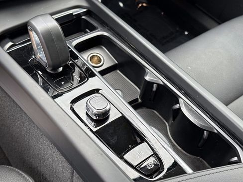 Certified 2025 Volvo XC60 B5 Plus image 25