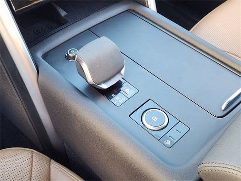 Used 2024 Land Rover Discovery Dynamic SE image 19