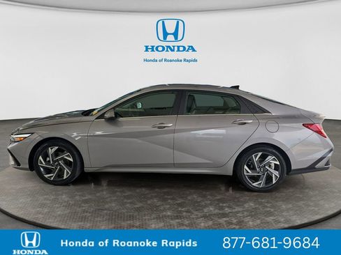 Used 2025 Hyundai Elantra Limited FWD image 2