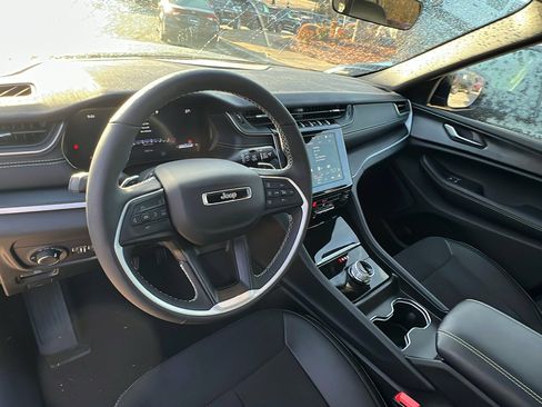 Used 2025 Jeep Grand Cherokee Altitude image 26